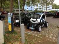 <p>Kostenloses Laden mit Parkplatz während der Öffungszeiten. Zwei Plätze vorhanden. 30 Minuten Gehweg vom Zentrum entfernt.</p><p>
An der Kasse melden. Dort bekommt man das Ladekabel mit einen Adapter auf Schukosteckdose gegen Pfand, in meinem Fall die ADAC Karte.</p>